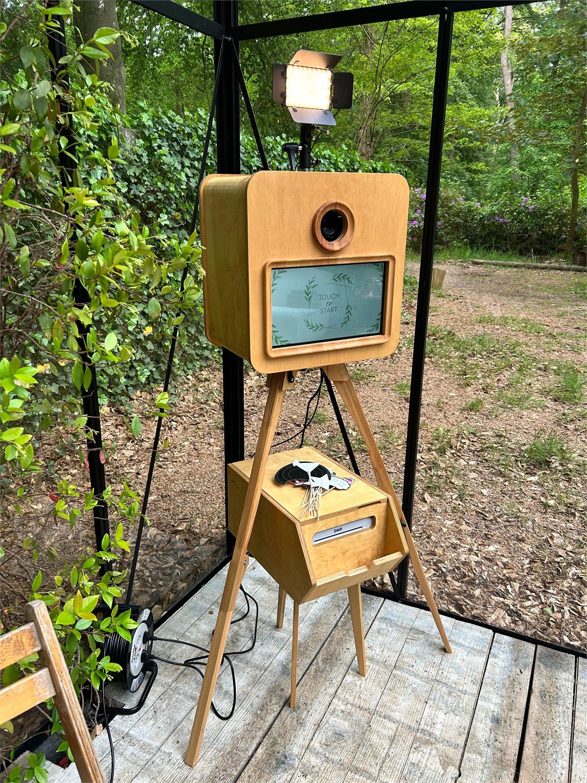 Houten photobooth onder een overkapping in de Achterhoek