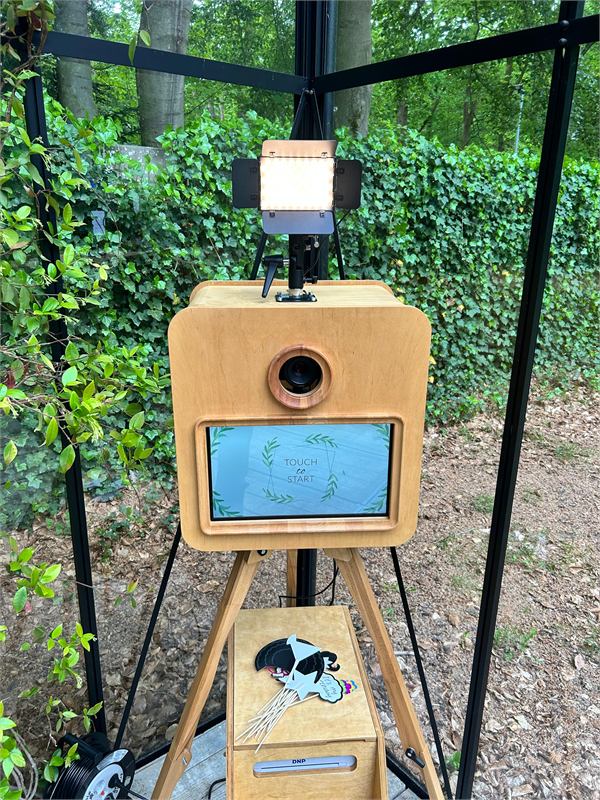 Vooraanzicht van de houten photobooth met props