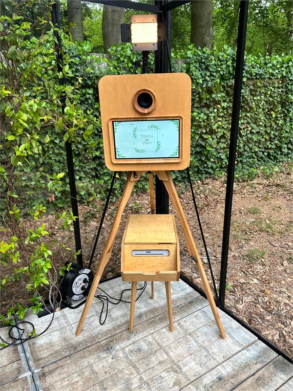 Houten photobooth buiten in een tuin