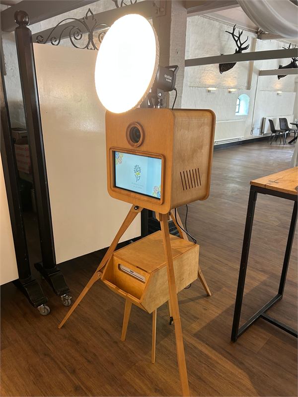 Houten photobooth met ringlamp op een trouwlocatie