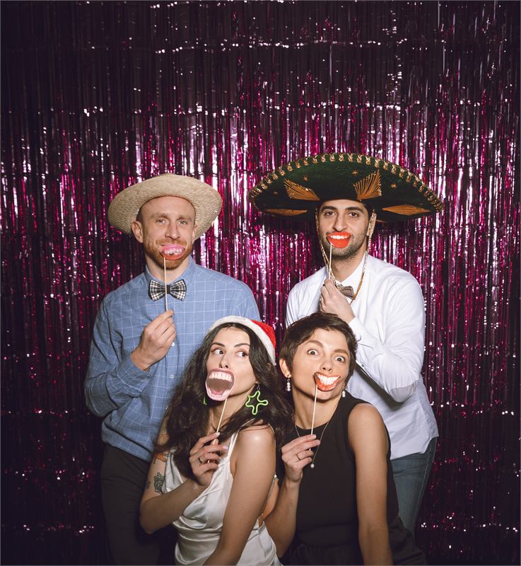 Vrienden met props voor de photobooth